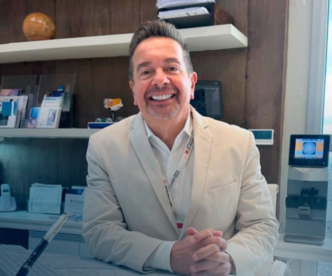 Dr. Arnaldo Castro em seu consultório